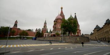 Уменьшенный парад Победы Путина с каждым днем становится все меньше.