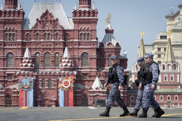 Уменьшенный парад Победы Путина с каждым днем становится все меньше.