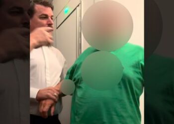 Рейс авиакомпании Qantas был перенаправлен после того, как пассажир, по сообщениям, укусил члена экипажа.