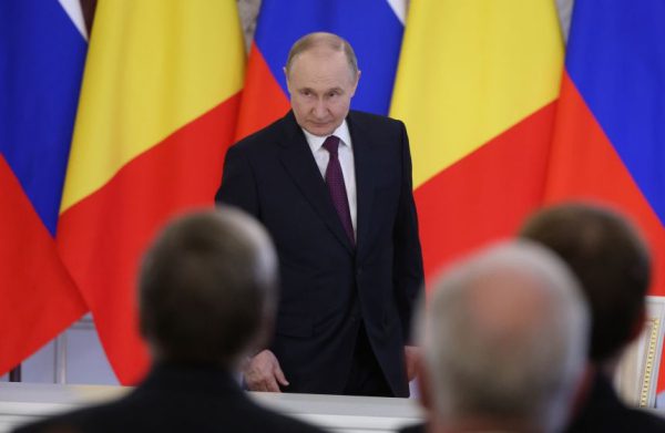 Повстанцы вытеснили войска Путина из ключевого африканского города, вызвав их освистыванием. Теперь его региональная власть ослабевает.