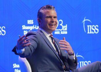 Спасатели освободили четырех мужчин, оказавшихся в ловушке в затопленной пещере в Лаосе, поиски двух пропавших без вести продолжаются. Спасатели освободили четырех мужчин, оказавшихся в ловушке в затопленной пещере в Лаосе, поиски двух пропавших без вести продолжаются.