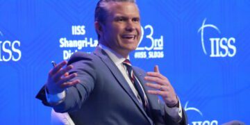 Спасатели освободили четырех мужчин, оказавшихся в ловушке в затопленной пещере в Лаосе, поиски двух пропавших без вести продолжаются.