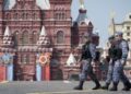 Россия провела сокращенный парад в честь Дня Победы в связи с вступлением в силу временного прекращения огня в войне на Украине.