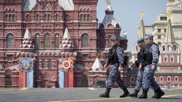 Россия провела сокращенный парад в честь Дня Победы в связи с вступлением в силу временного прекращения огня в войне на Украине.