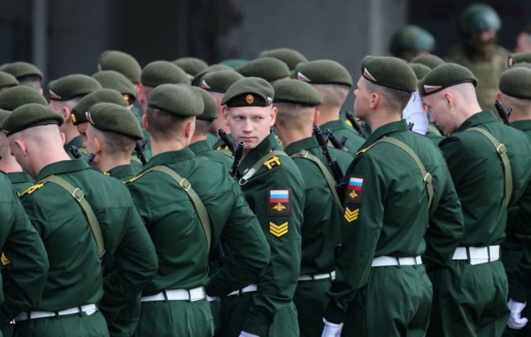 Россия провела сокращенный парад в честь Дня Победы в связи с вступлением в силу временного прекращения огня в войне на Украине.