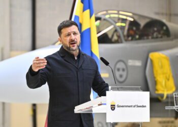 Российский беспилотник, нацеленный на Украину, попал в многоквартирный дом в Румынии, в результате чего пострадали 2 человека, сообщили официальные лица.