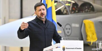 Российский беспилотник, нацеленный на Украину, попал в многоквартирный дом в Румынии, в результате чего пострадали 2 человека, сообщили официальные лица.