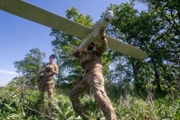 Российский беспилотник, нацеленный на Украину, попал в многоквартирный дом в Румынии, в результате чего пострадали 2 человека, сообщили официальные лица.