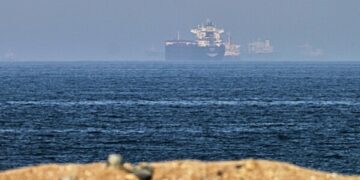 Корабль подвергся нападению вблизи Ормузского пролива, в то время как Иран рассматривает ответ США на последнее предложение.