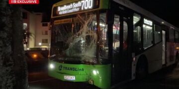 Подозреваемые скрываются от правосудия после того, как автобус на Голд-Косте попал в аварию, будучи забросан камнями.