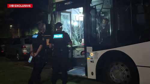 Подозреваемые скрываются от правосудия после того, как автобус на Голд-Косте попал в аварию, будучи забросан камнями.
