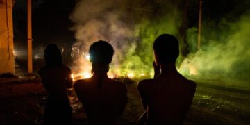 В районе Ормузского пролива обострилась напряженность: один корабль был захвачен, а другой потоплен.