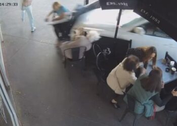 «Ужасно»: двое пострадали после того, как автомобиль врезался в посетителей кафе в Мельбурне.