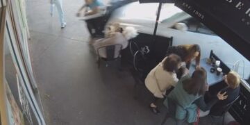 «Ужасно»: двое пострадали после того, как автомобиль врезался в посетителей кафе в Мельбурне.
