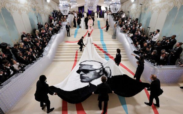 Безос во всей этой истории: момент миллиардера на Met Gala.