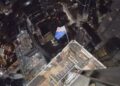 Съемочная группа Thrillseeker сняла на видео головокружительное восхождение на самое высокое здание Сиднея.