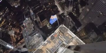 Съемочная группа Thrillseeker сняла на видео головокружительное восхождение на самое высокое здание Сиднея.