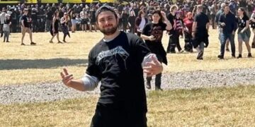 Выражены соболезнования в связи со смертью 28-летнего мужчины, погибшего в аварии на маршрутке по дороге домой после празднования дня рождения.