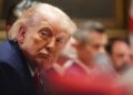 Трамп обрушился с критикой на федерального судью-«ненавистника», который заблокировал присвоение его имени Кеннеди-центру.