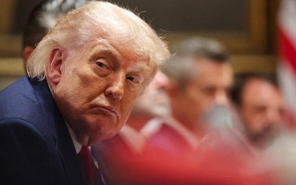 Трамп обрушился с критикой на федерального судью-«ненавистника», который заблокировал присвоение его имени Кеннеди-центру.