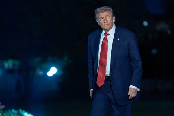 Трамп заявляет, что перемирие с Ираном находится на грани выживания, и предлагает приостановить действие налога на бензин, поскольку пролив остается закрытым.