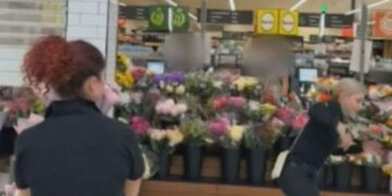 Две девушки были арестованы после закрытия магазина Woolies.