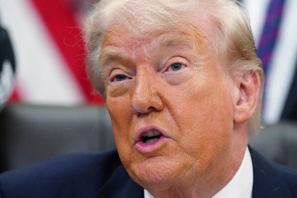 США обстреляли иранский нефтяной танкер, в то время как Трамп оказывает давление на Тегеран, требуя соглашения о прекращении войны.