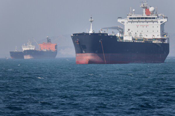 США обстреляли иранский нефтяной танкер, в то время как Трамп оказывает давление на Тегеран, требуя соглашения о прекращении войны.