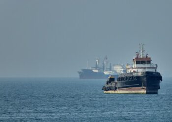 США обстреляли иранский нефтяной танкер, в то время как Трамп оказывает давление на Тегеран, требуя соглашения о прекращении войны.