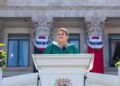 По данным правозащитной организации Human Rights Watch, США депортировали тысячи кубинцев и венесуэльцев, подвергшихся опасности в Мексике.
