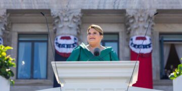 По данным правозащитной организации Human Rights Watch, США депортировали тысячи кубинцев и венесуэльцев, подвергшихся опасности в Мексике.