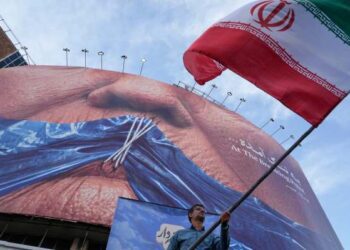 Военные США заявили, что перехватили иранские атаки на три корабля ВМС в Ормузском проливе.