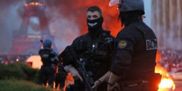 США заявляют, что нанесли удар по торговому судну, пытавшемуся прорвать блокаду и добраться до Ирана.