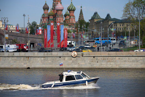 Что сдержанные празднования Дня Победы в России говорят о Путине и войне на Украине