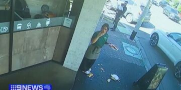 Женщине предъявлено обвинение в нападении, в результате которого официантка получила скол зуба.
