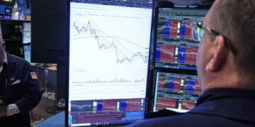 Землетрясение магнитудой 7,8 потрясло южные Филиппины, причинив некоторый ущерб и вызвав цунами высотой 1 метр.