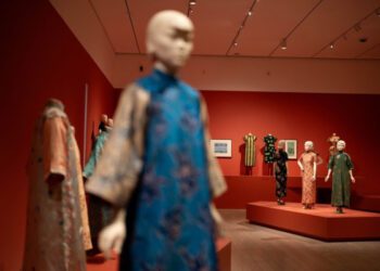Редкая коллекция китайских чонсамов рассказывает историю личного стиля и культурных связей в Америке XX века.