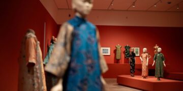 Редкая коллекция китайских чонсамов рассказывает историю личного стиля и культурных связей в Америке XX века.