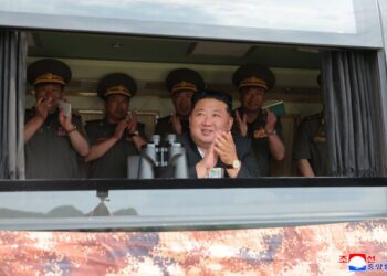 Китайский диссидент, бежавший в Южную Корею на лодке, прибыл в Канаду.