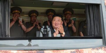 Китайский диссидент, бежавший в Южную Корею на лодке, прибыл в Канаду.