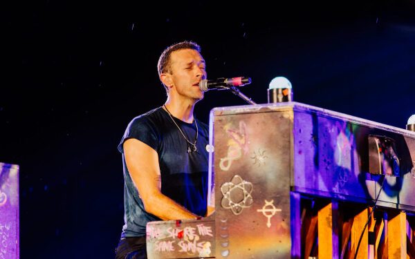 Ранние студийные записи Coldplay и неизданная демо-запись Криса Мартина, посвященная фильму о Джеймсе Бонде, будут выставлены на аукцион.