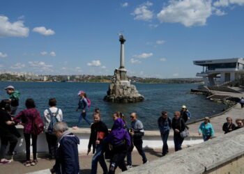 Иностранные рабочие утверждают, что им платили менее 2 долларов в час за строительство нового консульства США в Милане. Иностранные рабочие утверждают, что им платили менее 2 долларов в час за строительство нового консульства США в Милане.