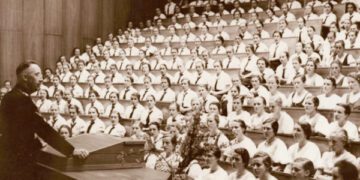 Немцы изучают свое нацистское прошлое, в то время как крайне правые призывают их двигаться дальше.
