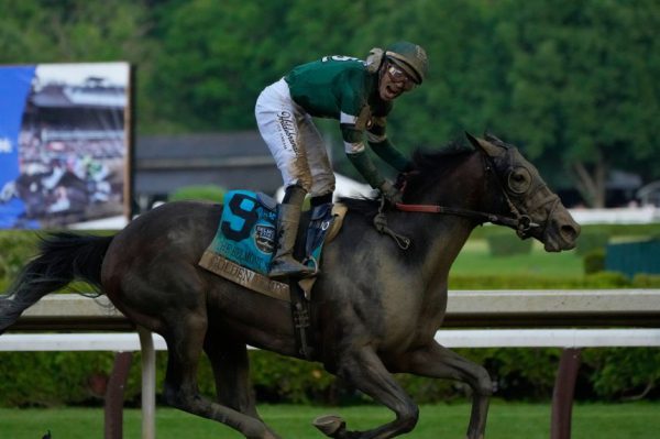 Жеребец Golden Tempo одержал победу в 158-х скачках Belmont Stakes после триумфа на Кентуккийском дерби.