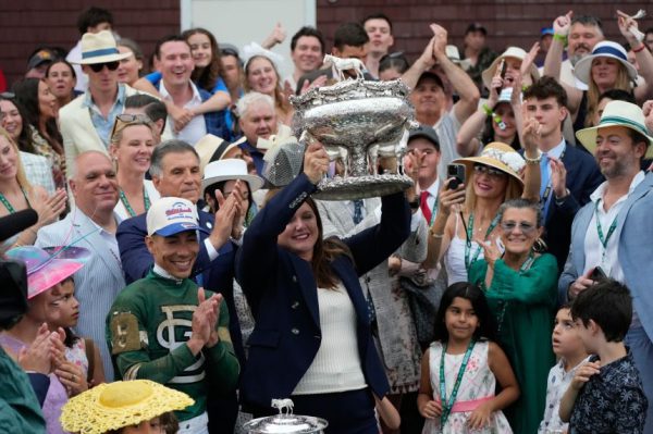 Жеребец Golden Tempo одержал победу в 158-х скачках Belmont Stakes после триумфа на Кентуккийском дерби.