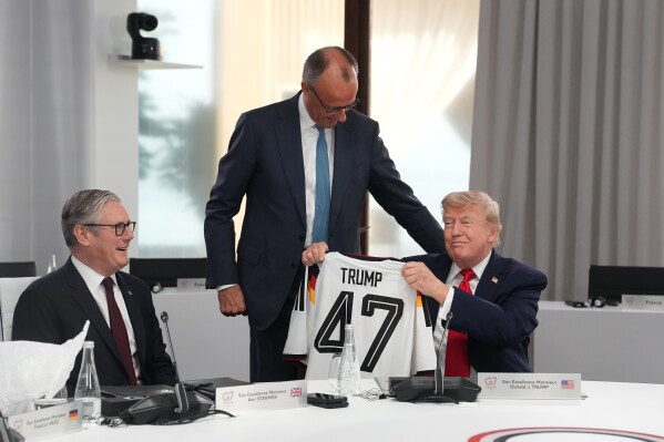 На саммите G7 микрофоны, которые постоянно включены, зафиксировали беседы мировых лидеров между важными темами.