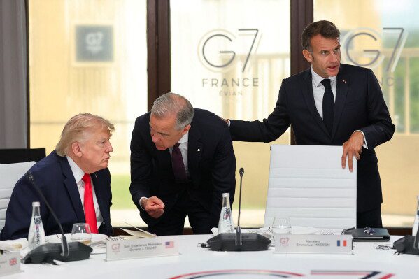 На саммите G7 микрофоны, которые постоянно включены, зафиксировали беседы мировых лидеров между важными темами.