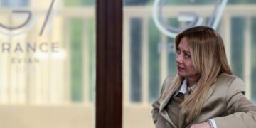 На саммите G7 микрофоны, которые постоянно включены, зафиксировали беседы мировых лидеров между важными темами.
