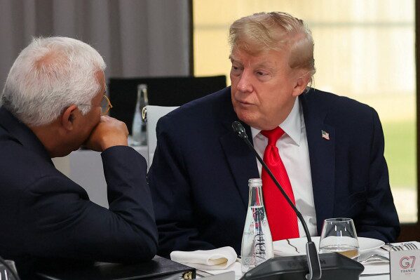 На саммите G7 микрофоны, которые постоянно включены, зафиксировали беседы мировых лидеров между важными темами.