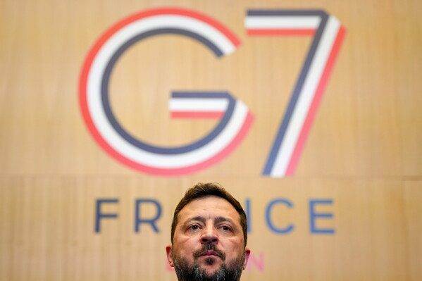 На саммите G7 микрофоны, которые постоянно включены, зафиксировали беседы мировых лидеров между важными темами.